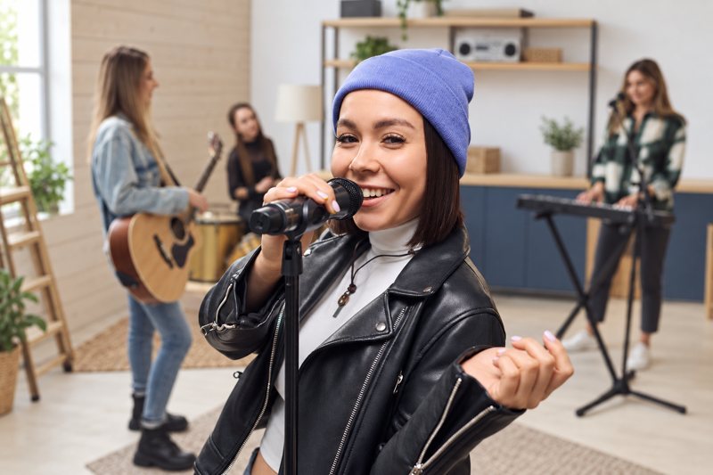 Une chanteuse répète au micro, casque sur les oreilles