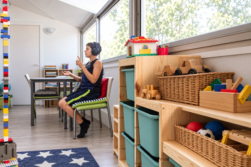 La salle de training d’écoute des enfants, avec ses jeux, ses puzzles et ses briques de construction