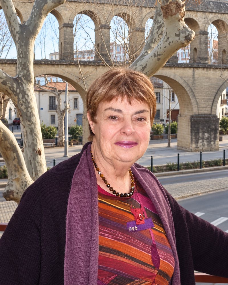 Sophie Varanfrain, responsable du centre, devant l’aqueduc des Arceaux à Montpellier